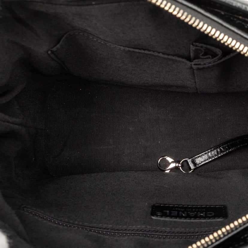 Chanel Medium Quilted Metallic Crumpled Goatskin Gabrielle Hobo Black Leather Good condition - Model View