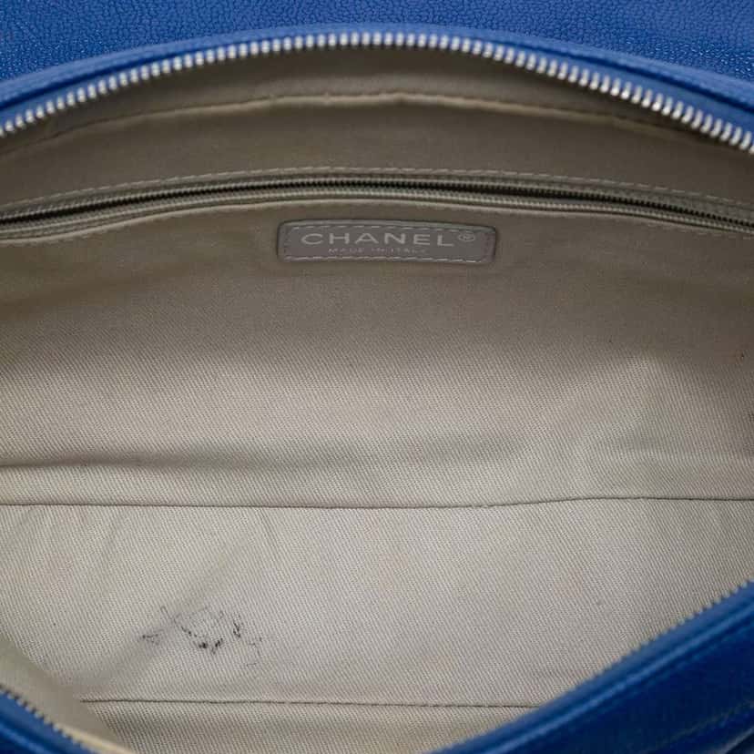 Chanel Jumbo Quilted Caviar Easy Flap Blue Leather Good condition - Model View