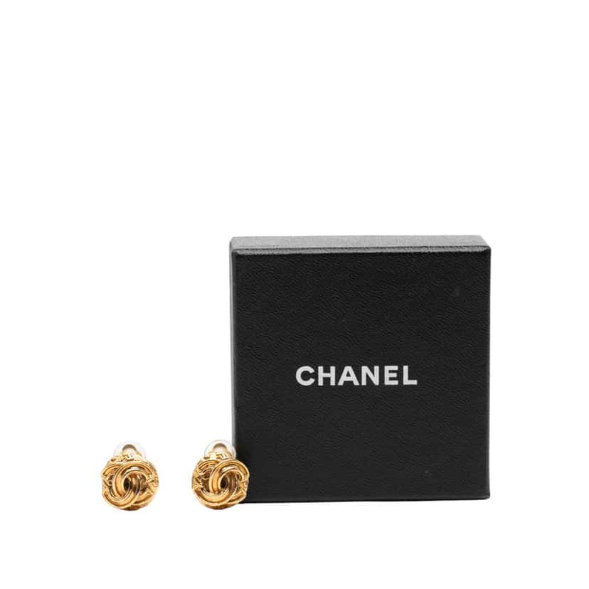 Chanel Gold Plated CC Round Clip On Earrings Gold Metal Good condition - Model View