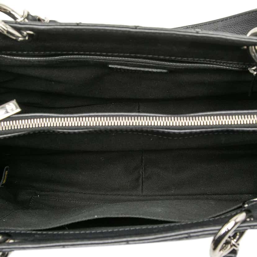 Chanel Caviar Grand Shopping Tote Black Leather Good condition - Model View