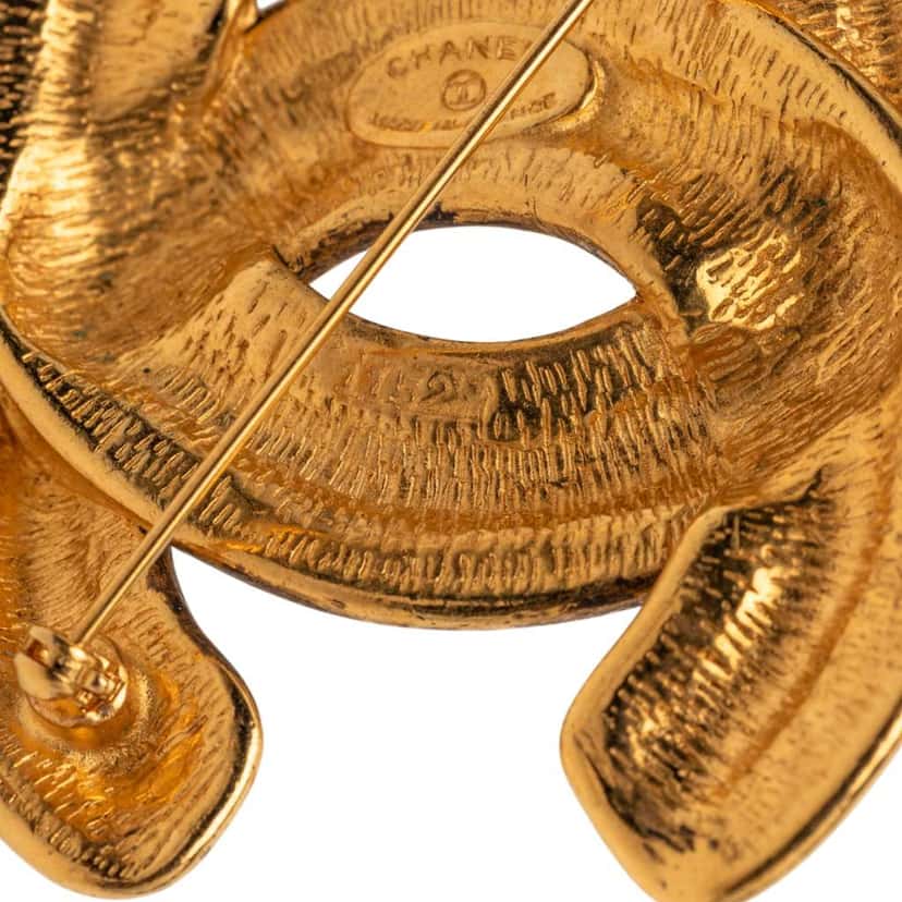 Chanel Gold Plated CC Quilted Brooch Gold Metal Good condition - Model View