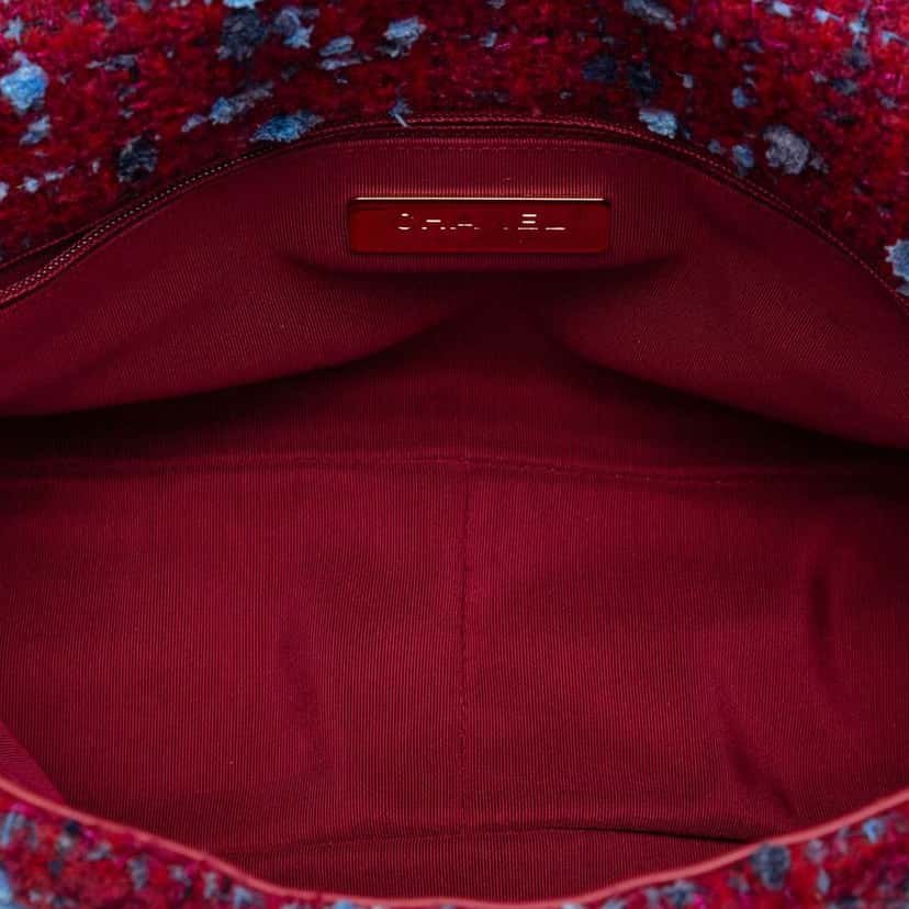 Chanel Large Tweed 19 Flap Purple Tweed Good condition - Model View