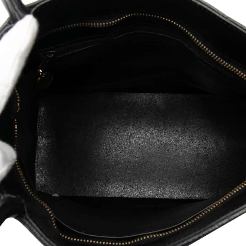 Chanel Caviar Medallion Tote Black Leather Good condition - Model View