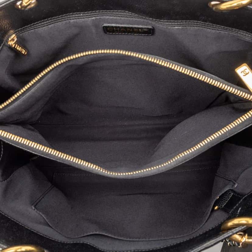 Chanel Caviar Grand Shopping Tote Black Leather Good condition - Model View