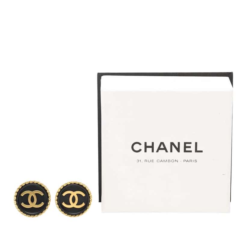 Chanel Gold Plated CC Resin Round Clip On Earrings Gold Metal Good condition - Model View