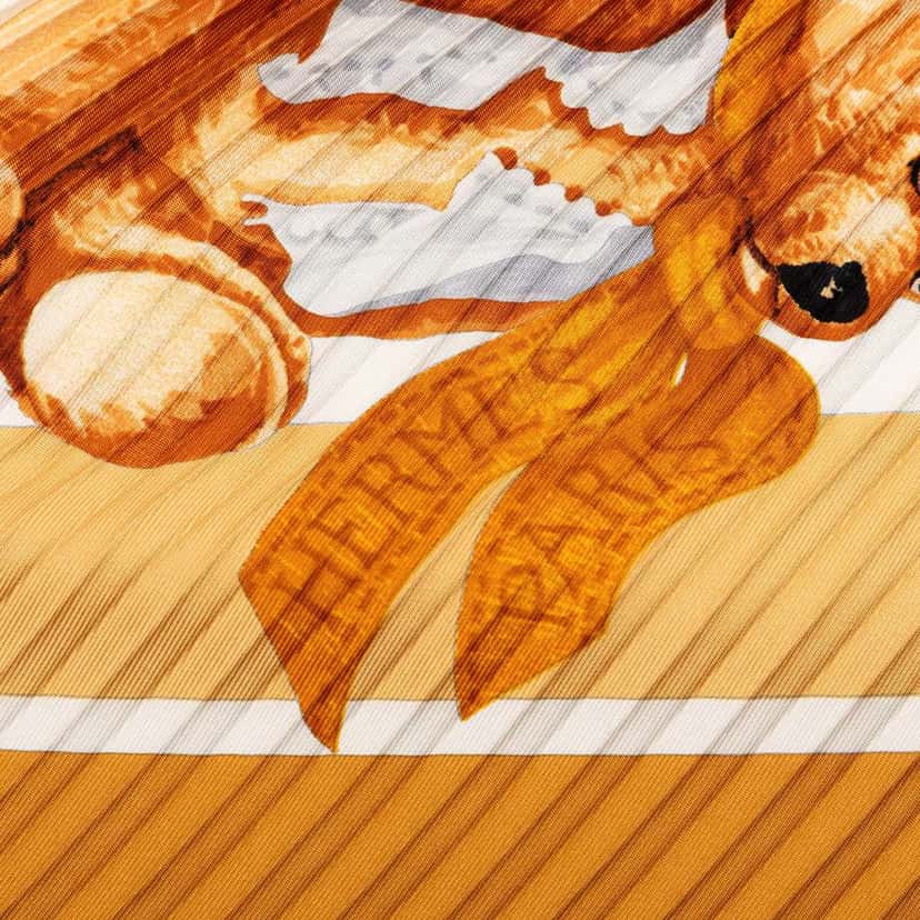 Hermès Confidents Des Coeurs Pleated Silk Scarf Brown Silk Very good condition - Model View