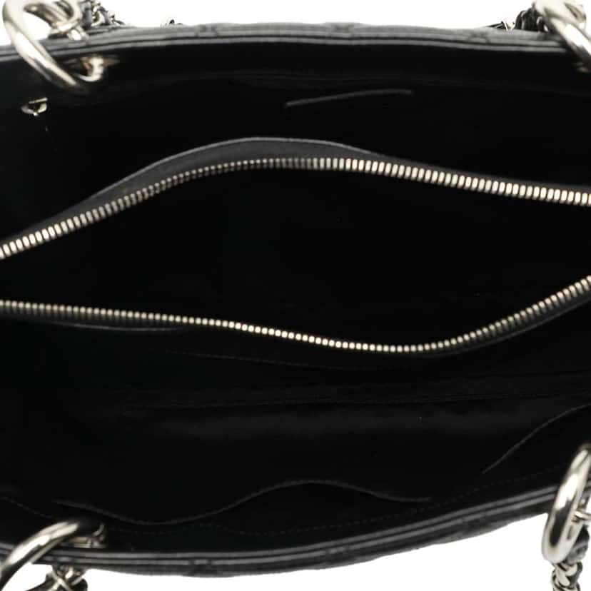 Chanel Caviar Grand Shopping Tote Black Leather Good condition - Model View