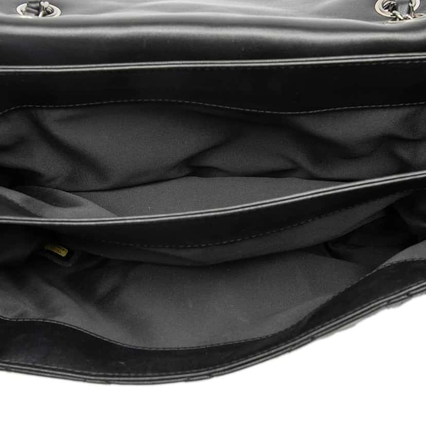 Chanel Jumbo Classic Lambskin 3 Compartment Flap Black Leather Good condition - Model View