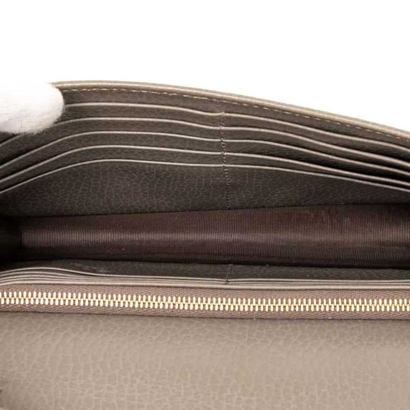 Gucci Interlocking G Dollar Calfskin Wallet on Chain Grey Leather Good condition - Model View
