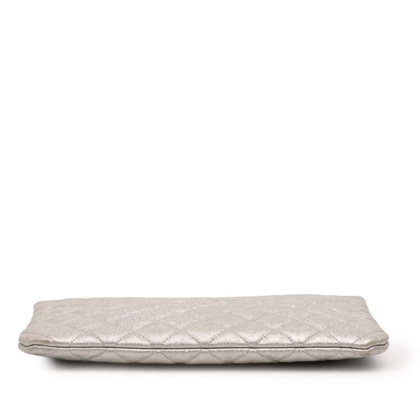 Chanel Medium Quilted Metallic Caviar O Case Clutch Silver Leather Good condition - Inside View