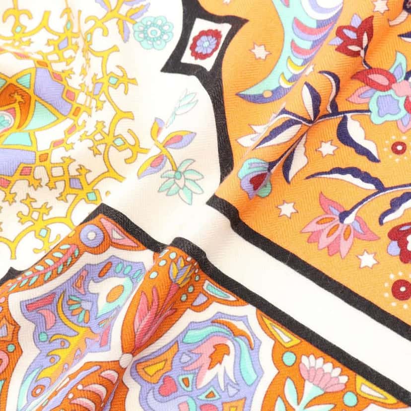 Hermès Aux Portes du Palais Cashmere Silk Shawl 140 Red Wool Good condition - Model View