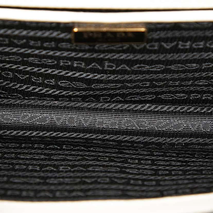 Prada Saffiano Lux Envelope Chain Flap White Leather Good condition - Model View