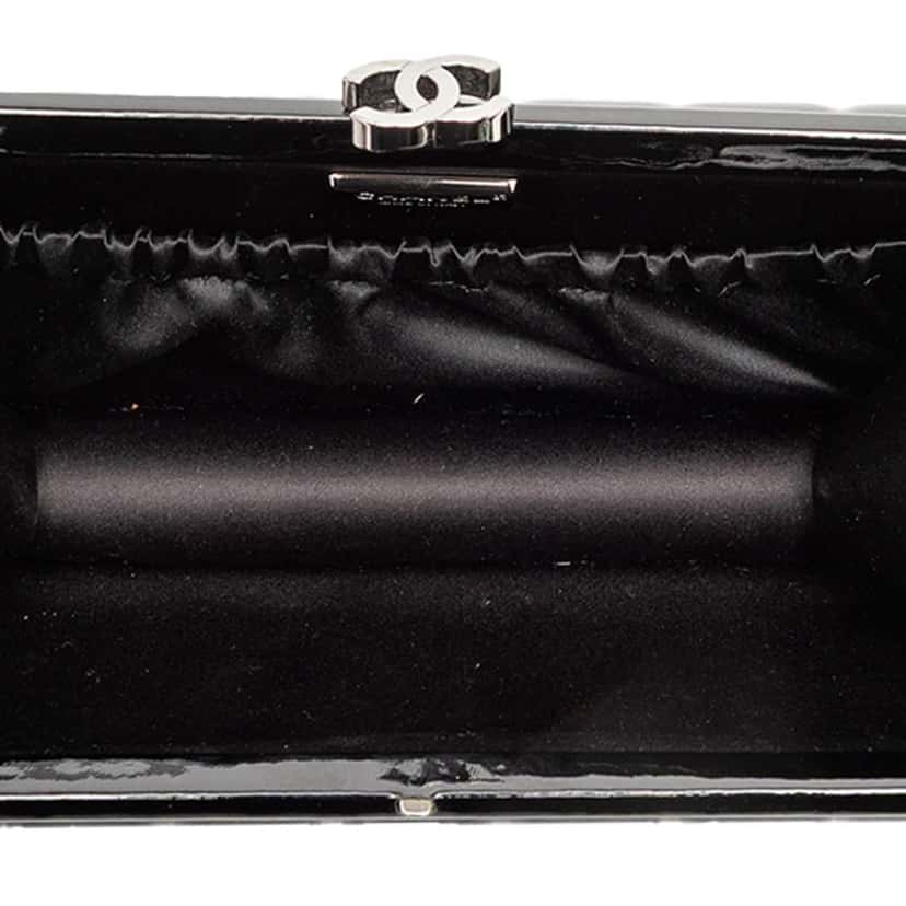 Chanel CC Chocolate Bar Patent Frame Clutch Black Leather Good condition - Model View