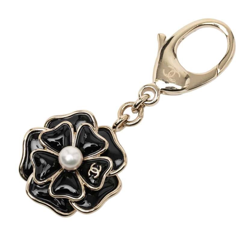 Chanel Enamel Camellia and Faux Pearl Key Chain Black Good condition - Front View