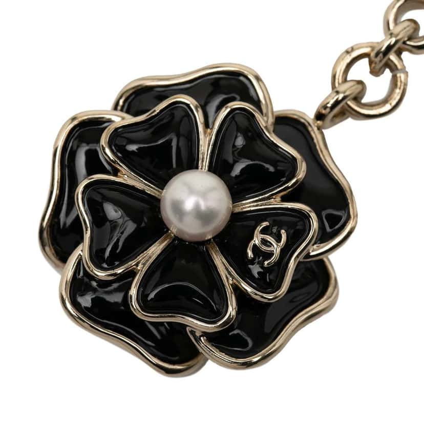 Chanel Enamel Camellia and Faux Pearl Key Chain Black Good condition - Inside View