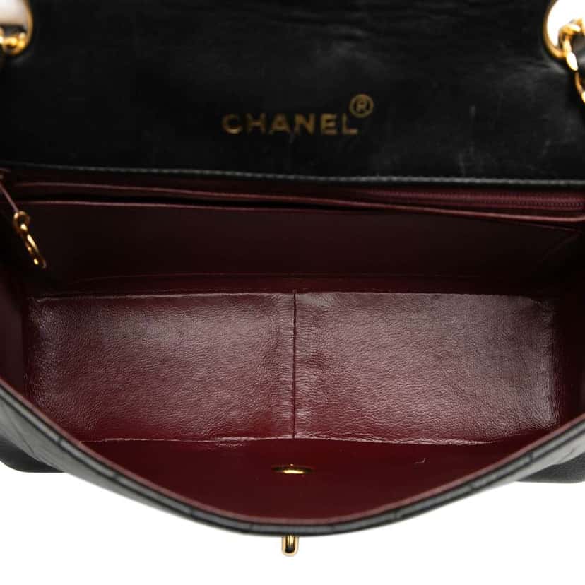 Chanel Medium Lambskin Diana Full Flap Black Leather Good condition - Model View