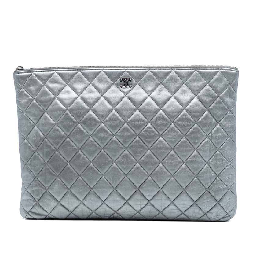 Chanel Large Quilted Metallic Lambskin O Case Clutch Silver Leather Good condition - Front View
