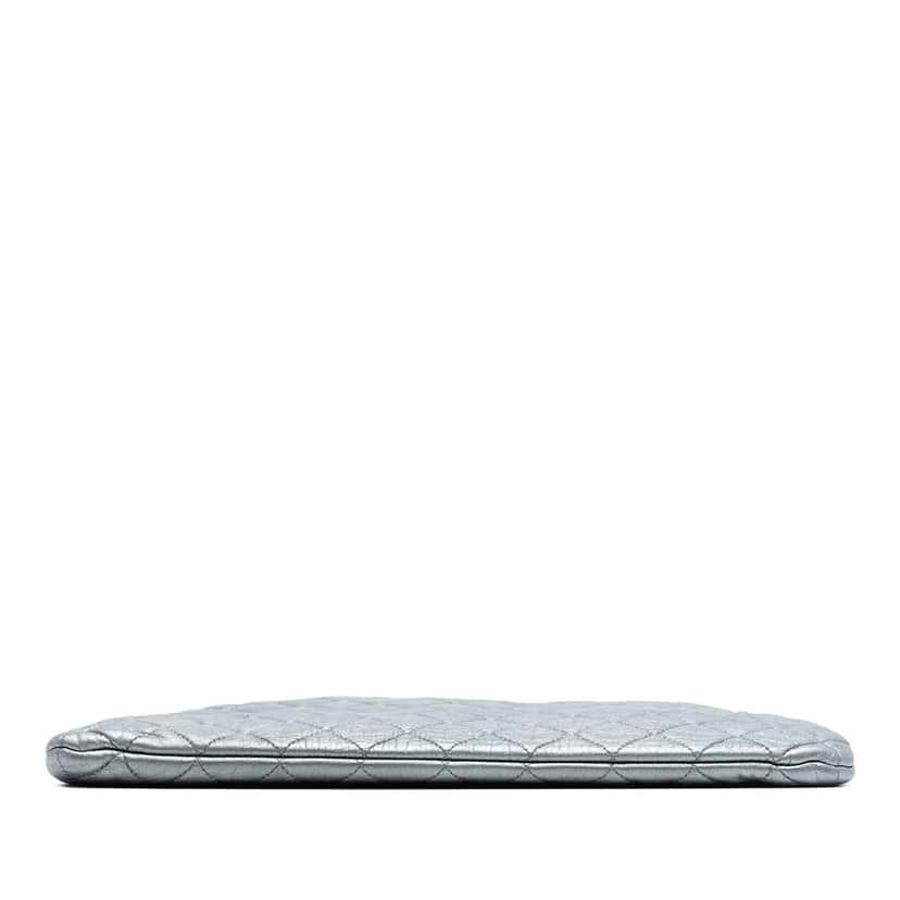 Chanel Large Quilted Metallic Lambskin O Case Clutch Silver Leather Good condition - Inside View