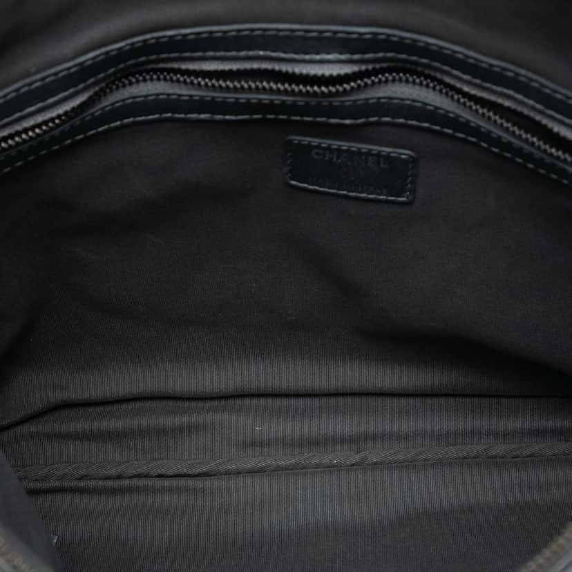 Chanel Large Quilted Metallic Lambskin O Case Clutch Silver Leather Good condition - Model View