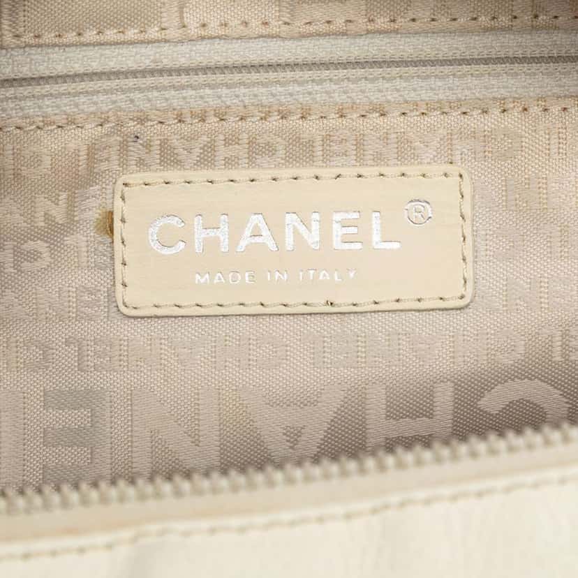 Chanel CC Perforated Caviar Bowler Bag White Leather Good condition - Box View