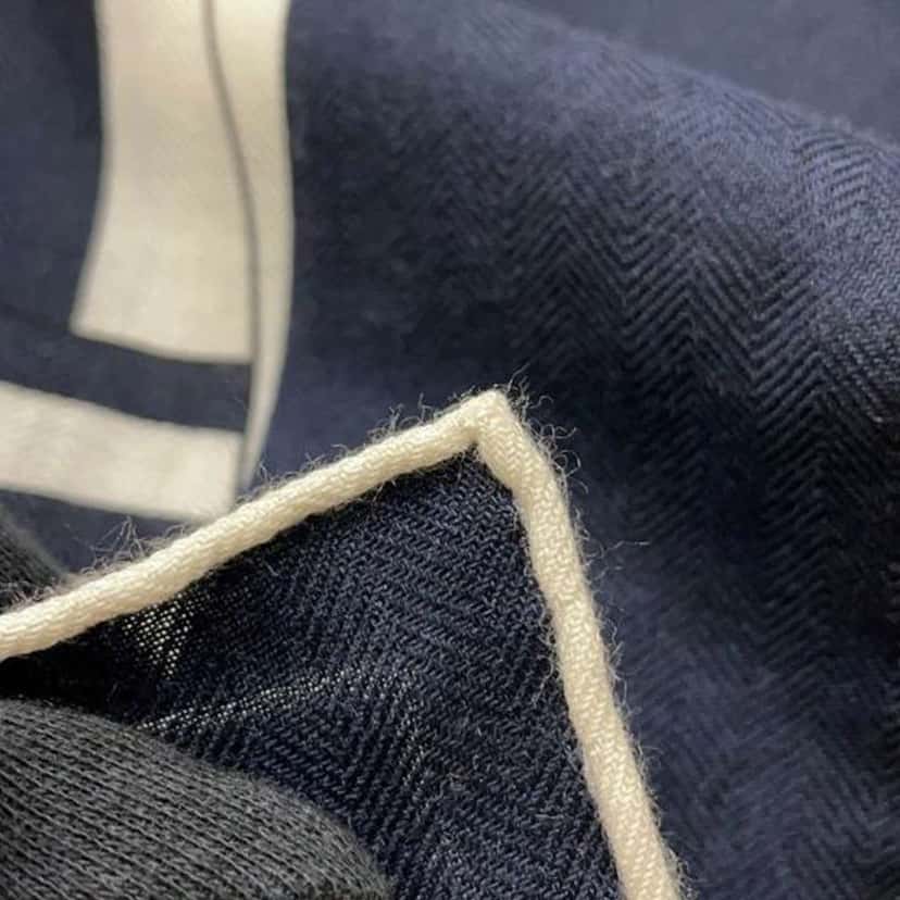 Hermès La Selle Imaginaire Cashmere Silk Shawl 140 White Wool Good condition - Model View