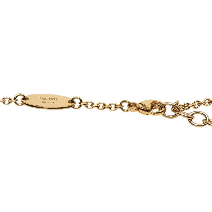 Louis Vuitton Gold Plated Essential V Pendant Necklace Gold Metal Good condition - Model View