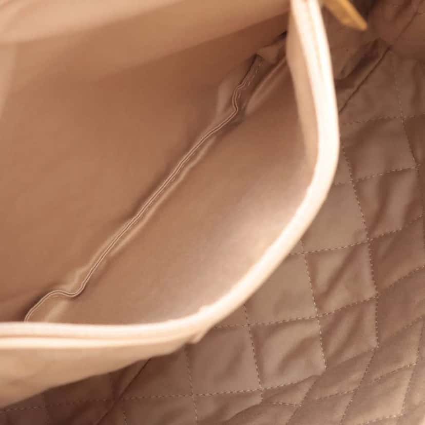 Chanel Shiny Calfskin Chanel 22 Drawstring Backpack White Leather Good condition - Model View