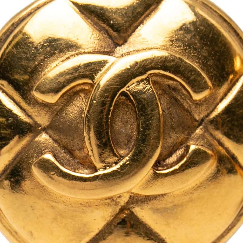 Chanel CC Quilted Gold Plated Round Clip on Earrings Gold Metal Good condition - Model View