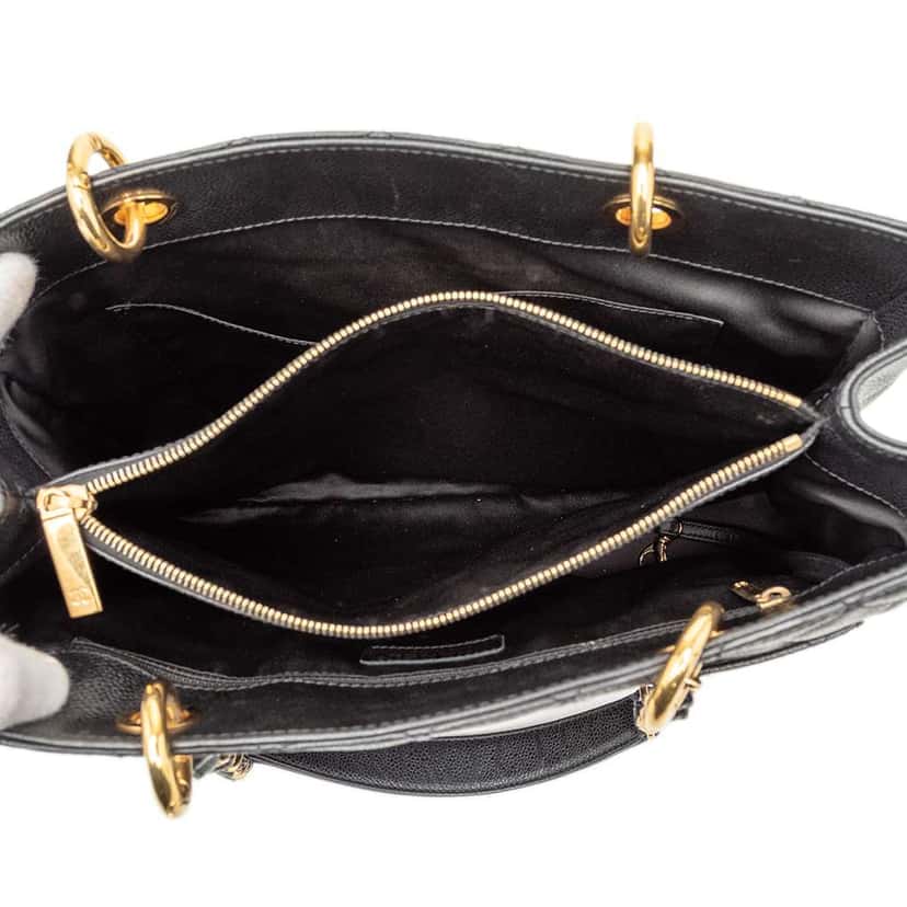 Chanel Caviar Grand Shopping Tote Black Leather Good condition - Model View