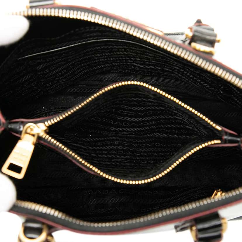 Prada Small Spazzolato Promenade Satchel Black Leather Good condition - Model View