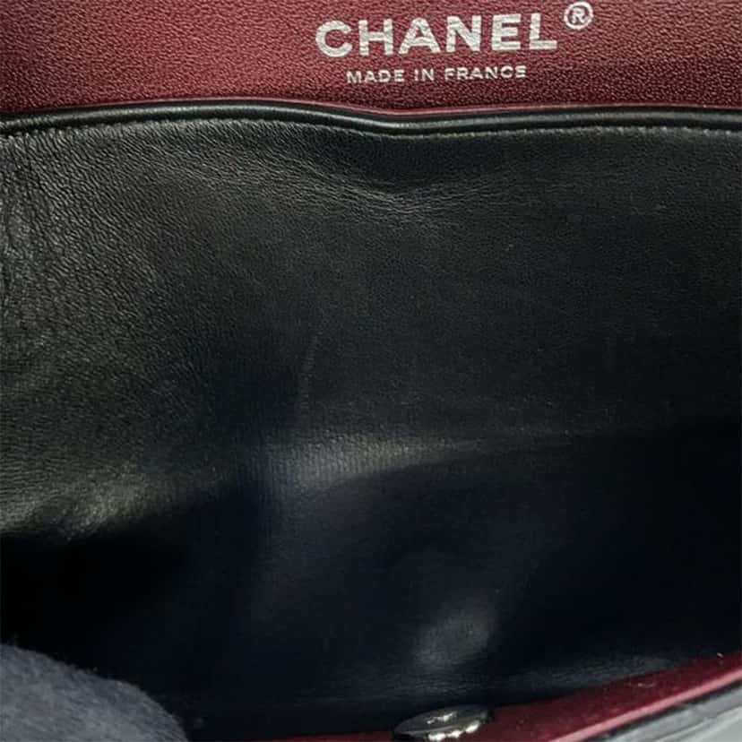 Chanel Medium Classic Lambskin Double Flap Black Leather Good condition - Model View