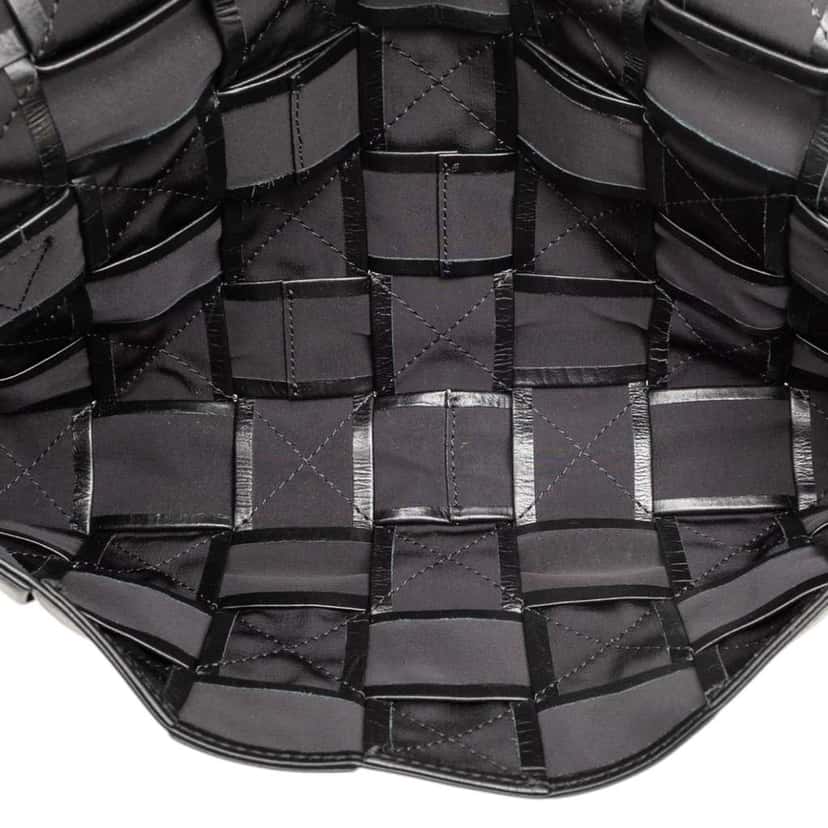 Bottega Veneta Stretch Paper Calfskin Intrecciato Cassette Belt Bag Black Leather Good condition - Model View