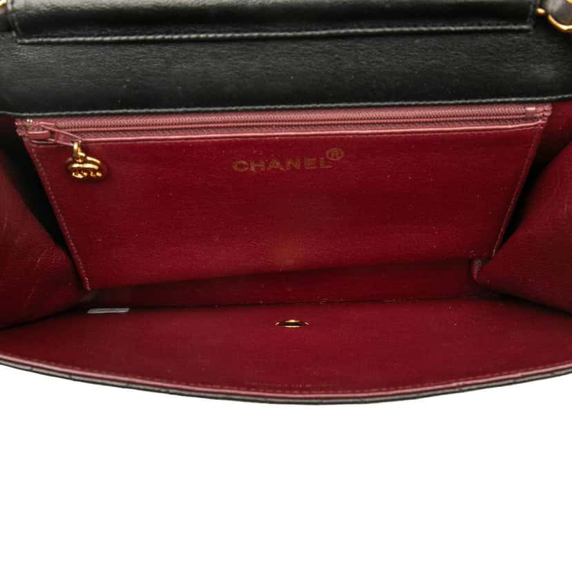 Chanel Medium CC Quilted Lambskin Single Flap Black Leather Good condition - Model View