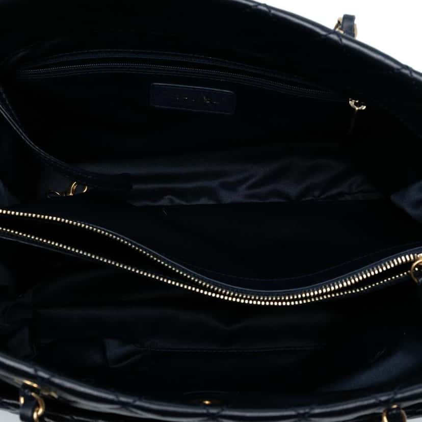Chanel CC Quilted Lambskin Front Pocket Shopping Tote Blue Leather Good condition - Model View