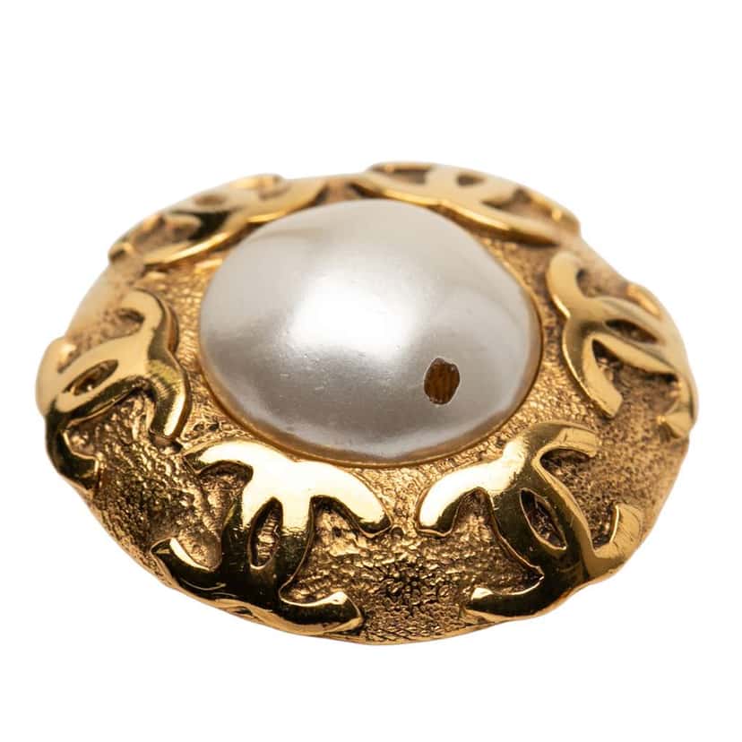 Chanel CC Gold Plated Faux Pearl Round Clip on Earrings Gold Metal Good condition - Model View