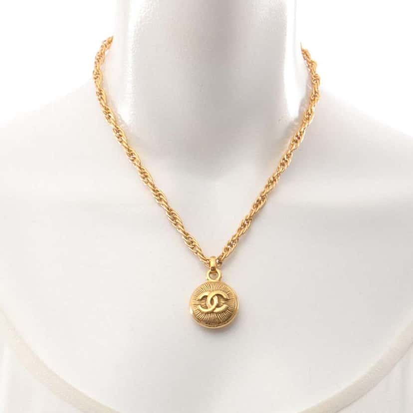 Chanel Gold Plated CC Round Pendant Necklace Gold Metal Good condition - Model View