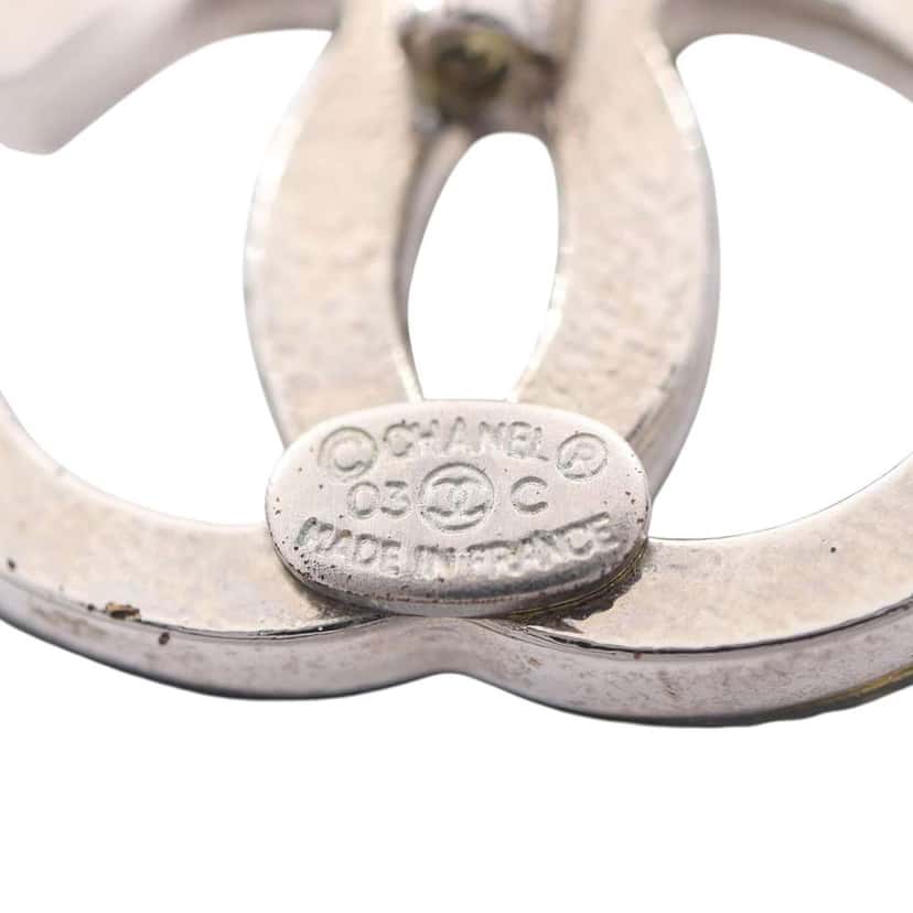 Chanel Resin CC Hook Earrings White Good condition - Model View