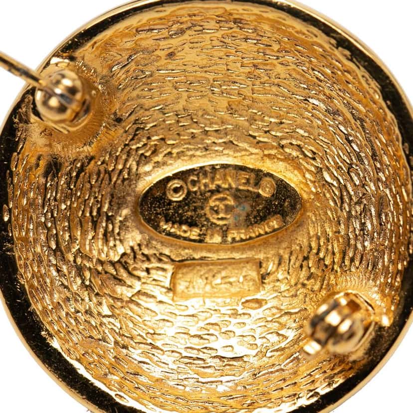 Chanel CC Gold Plated Quilted Round Brooch Gold Metal Good condition - Model View