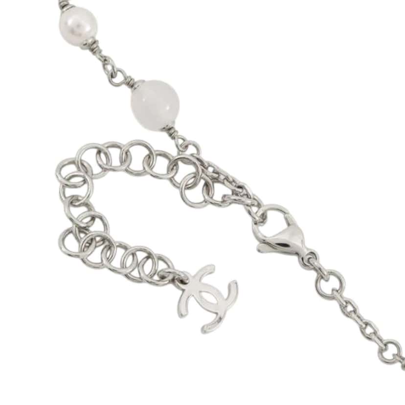 Chanel CC Silver Plated Rhinestone and Faux Pearl Butterfly Choker Necklace Silver Metal Good condition - Model View