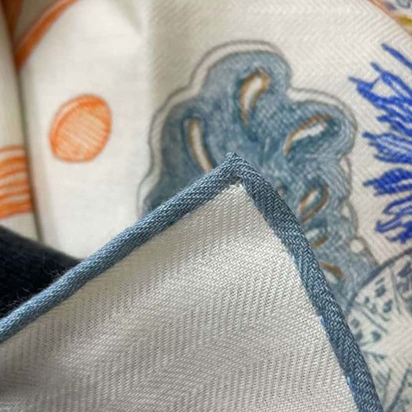 Hermès Le Monde d Hermes Cashmere Silk Shawl 140 White Wool Good condition - Model View
