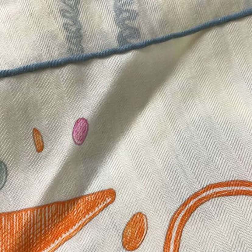 Hermès Le Monde d Hermes Cashmere Silk Shawl 140 White Wool Good condition - Box View