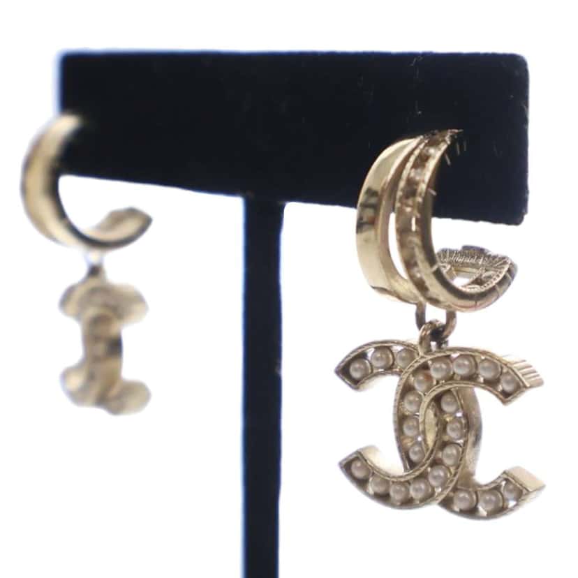 Chanel CC Gold Plated Faux Pearl Drop Push Back Earrings Gold Metal Good condition - Model View