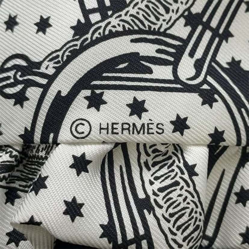 Hermès Eperon d Or Bandana Ruffled Twilly Silk Scarf White Silk Good condition - Model View