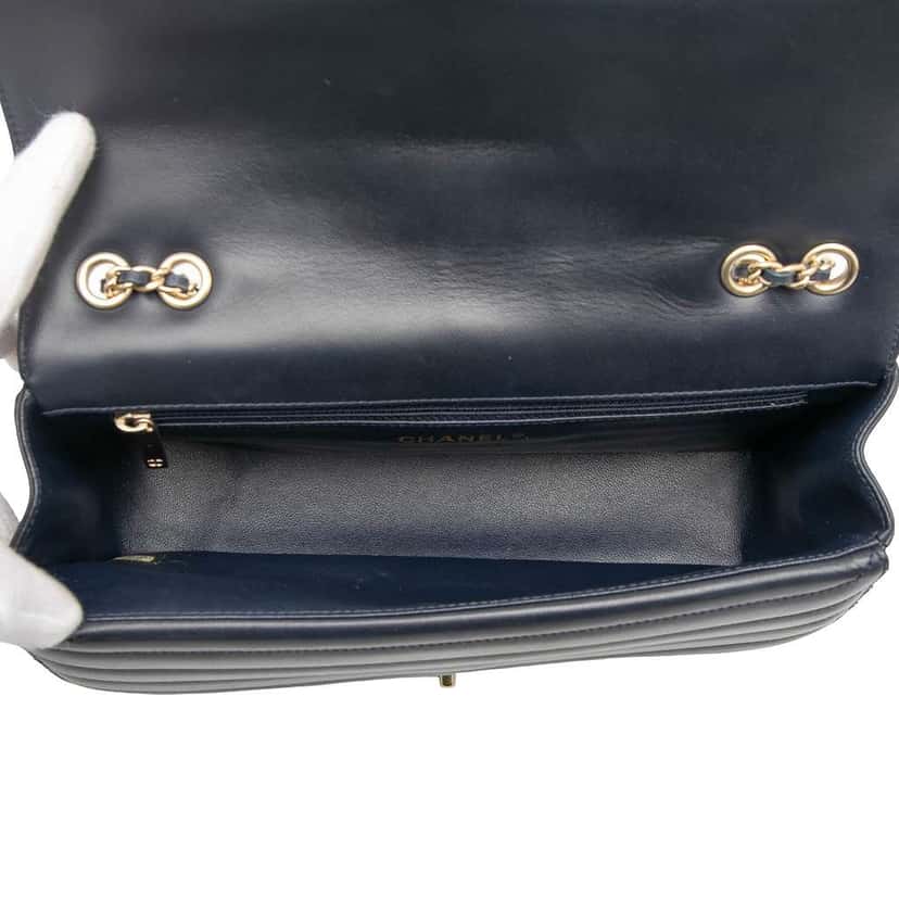 Chanel CC Horizontal Quilted Lambskin Double Flap Blue Leather Good condition - Model View