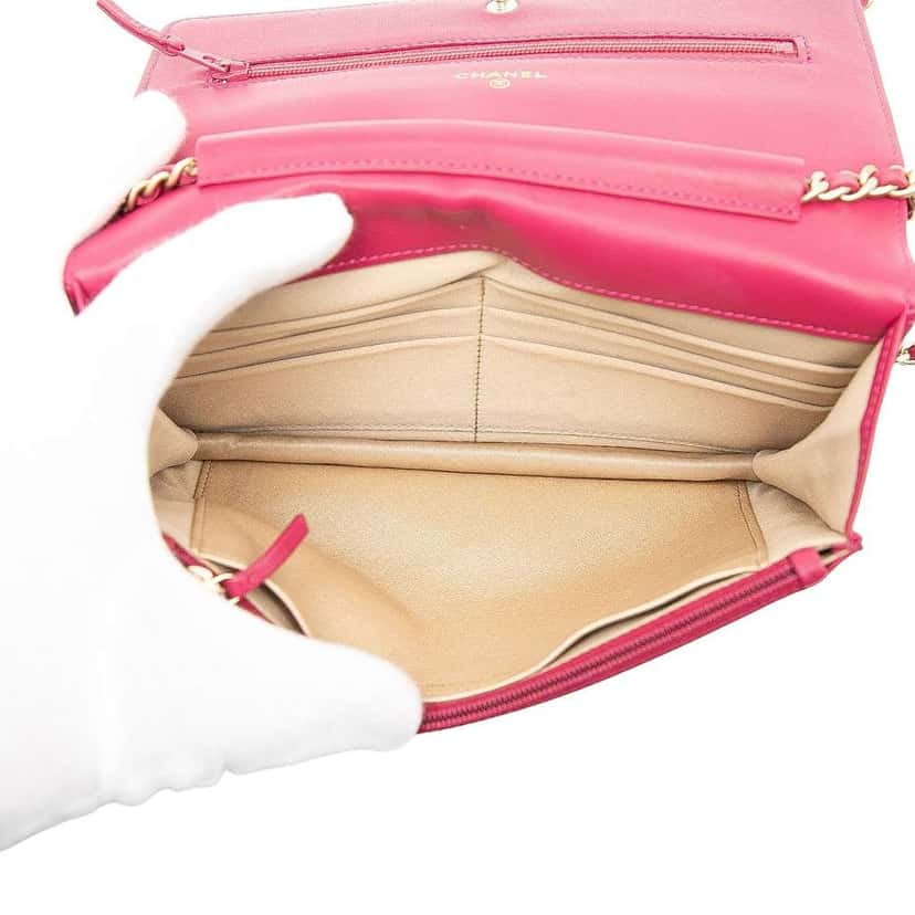 Chanel CC Embossed Lambskin Camellia Wallet On Chain Pink Leather Very good condition - Model View