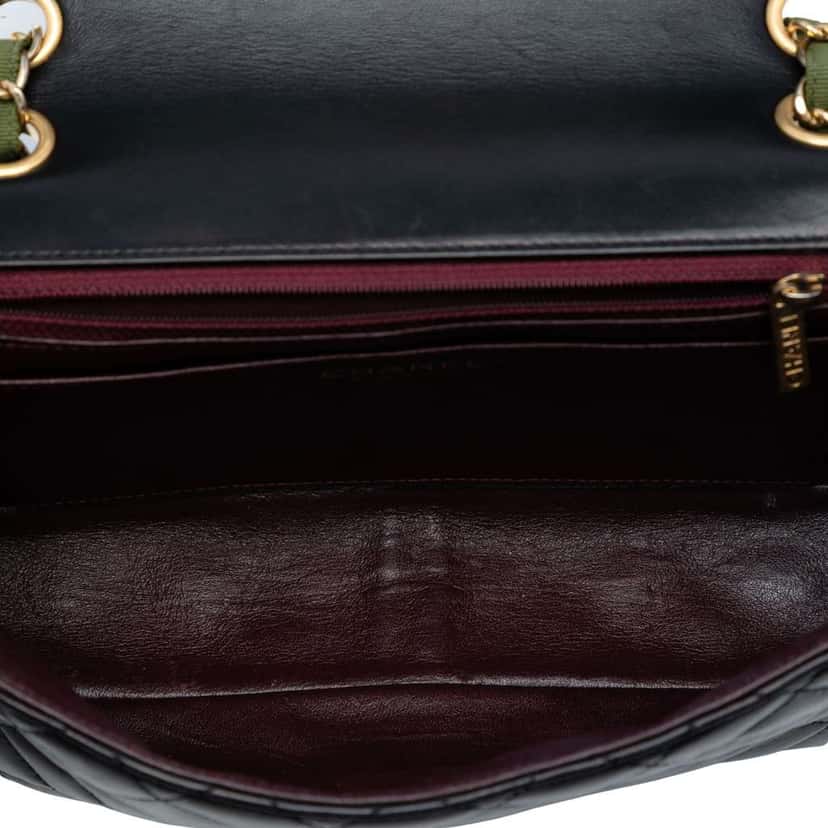 Chanel Medium Quilted Lambskin Two Tone Day Flap Black Leather Good condition - Model View