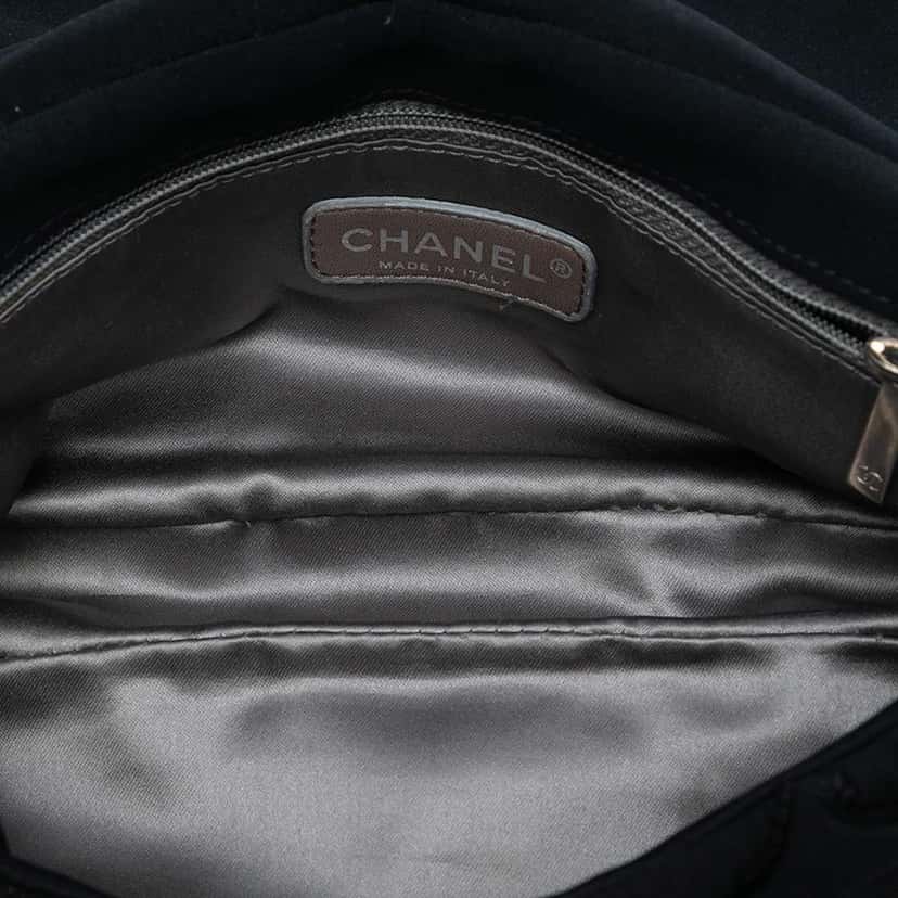 Chanel Small Quilted Nylon Bubble Flap Black Good condition - Model View