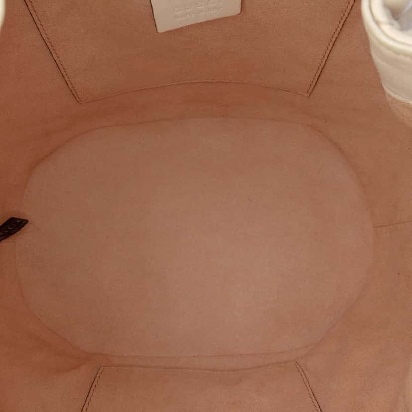 Gucci GG Marmont Matelasse Leather Bucket Bag White Leather Good condition - Model View