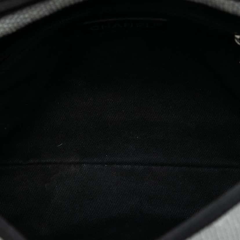 Chanel Small Raffia Deauville Messenger Grey Good condition - Model View
