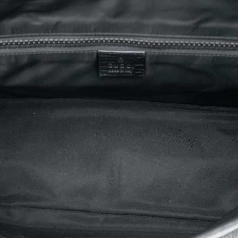Gucci GG Supreme Flap Messenger Bag Grey Canvas Good condition - Model View